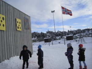 Elever kaster snøballer på blink.